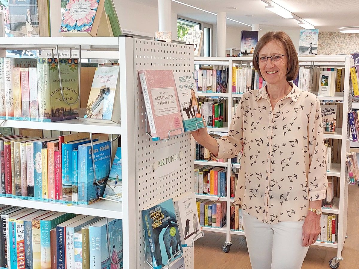 Monika Pramono, Leiterin der Bibliothek